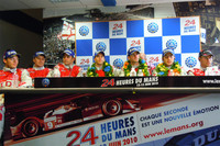 レース後の会見の様子。優勝チームの左には、2位に入った8号車の面々。日本でおなじみのA・ロッテラー（写真左端）、（M・フェスラーを挟んで）B・トレルイエの姿も見える。
（写真＝島村元子／photo＝Motoko Shimamura） 
