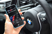 最新の「M3／M4」は、スマートフォン用の無償アプリ『BMW Mラップタイマー』に対応。これにより、車両に保存された車速や加速G、エンジン回転数、ステアリングアングルなどの走行データを端末に移し、自身のドライビングを分析できる。