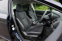 「2.0i-L EyeSight」「2.0i-S EyeSight」に装備されるファブリックとトリコットのコンビシート。オプションでブラックの本革シートも用意される。