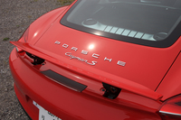 上級モデルの「ケイマンS」は引き続き3.4リッターのフラット6を搭載。リアエンドのスポイラーは120km/hを超えると自動的に上昇する（手動による操作も可能）。