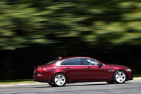 ボディーサイズは4965×1880×1455mm。旧型と比較して、全長は10mm短く、全幅は5mm広く、全高は5mm低い。