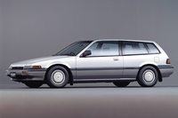 思い起こせば、80～90年代には各メーカーがいろいろな「変化球」を投げていた。こちらはクーペのようなワゴンのような「ホンダ・アコードエアロデッキ」。（写真＝本田技研工業）
    