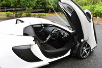 左右のドアは、天地方向に開く跳ね上げ式。ドアの後端（写真では上方）に、エンジンルームやルーフ格納スペースへのアクセスボタンが備わる。