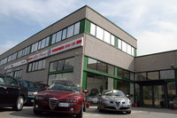 「アルファ・ロメオ159」（右）もリースカーとして人気。シエナのディーラーで。