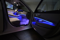 7色から選べる「アンビエントライト」がインテリアを彩る。写真は「ムーンライトブルー」選択時の様子。
    