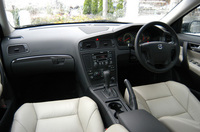 今回のテスト車には、メーカーオプションたる「助手席エアバッグ（1.0万円）」に加え、ディーラーオプションとして「ダッシュボードカップホルダー（0.95万円）」「センタースピーカー（1.95万円）」「ラゲッジカバー（3.95万円）」を装着していた。