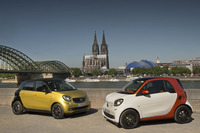 新型「フォーツー」と「フォーフォー」はともに2014年7月、ドイツ・ベルリンで世界初公開された。
    