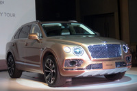 「ベンテイガ」の動力性能については0-100km/h加速が4.1秒、最高速が301km/hと公表されている。