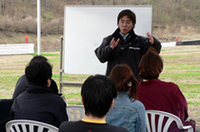 
	制動距離は、ABSの有無に関わらず、初期制動の強さで決まる。「だから、ちゃんと強いブレーキをかけられることが非常に重要」と五味インストラクター。
	 