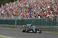 スタート新ルールの“餌食”となったひとりが予選2番手のニコ・ロズベルグ。本人も認めるミスで一気に5位までポジションを下げ、レースの主導権を最大のライバル、ハミルトンに与えてしまった。2位フィニッシュで、また7点ハミルトンに差をつけられた。（Photo=Mercedes）
    