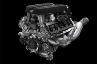 5.2リッターV10自然吸気ユニットは610ps（449kW）/8250rpmと57.1kgm（560Nm）/6500rpmを発生。直噴とポート噴射を併用する機構（イニエツィオーネ・ディレッタ・ストラティフィカータ＜IDS＞と呼ばれる）が備わる。欧州複合モード燃費は12.5リッター/100km（8km/リッターに相当）。