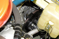 エンジンルームの奥底にのぞく、インボードディスクブレーキ。スバルOBの大林眞悟氏いわく、「FF車なので奥行きのない水平対向エンジンを積みたい」→「幅があるので、当時主流のダブルウイッシュボーンサスペンションを使うとアームがホイール内のブレーキに干渉する」→「インボードブレーキを使おう」という理由で採用されたのだとか。