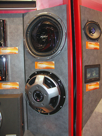 ソニーのスリムシリーズ・サブウーファー。口径10インチで奥行きは7.5cmほど。