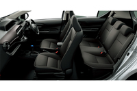 「アクアG」（オプション装着車）のインテリア（ディープブラウン・スエード調ファブリックシート表皮）。