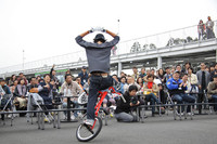 アトラクションでもっとも盛り上がっていたのは、世界ランキング1位と2位というプロライダーによるBMXのパフォーマンス。これはまるでフィギュアスケートのような高速スピンをかましているところ。写真では伝えにくいが、すごいワザだった。