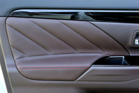 ドアトリムに斜めのステッチが施された。また、オーナメントパネルの質感が見直された。