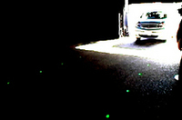 
	路面描写され規則的に並んだ緑色レーザーの光点。
	 