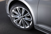 「TSI Rライン」の標準タイヤサイズは235/45R18だが、テスト車にはオプションの19インチアルミホイールと235/40R19サイズのタイヤが装着されていた。
    