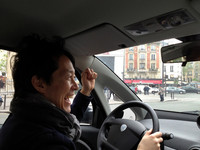 はしゃぐ筆者。ただし回生ブレーキがよく効くので、一般車の感覚で踏むと、ガクっとくる。