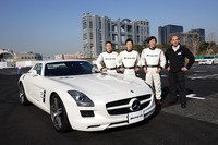 右から、「AMG Driving Academy」チーフインストラクターのレンガーさんと今回のイベントのインストラクターの中谷明彦さん、桂伸一さん、瀬在仁志さん。