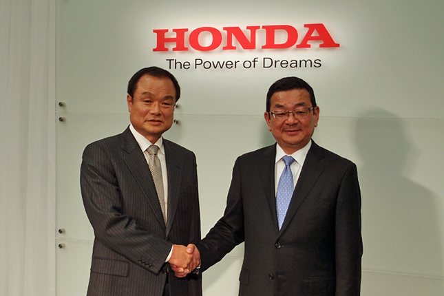 ホンダの新社長に内定した八郷隆弘（はちごう たかひろ）氏（右）と、相談役に就任する伊東孝紳氏（左）。