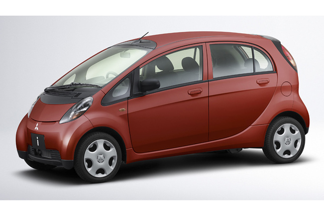 【スペック】全長×全幅×全高＝3395×1475×1600mm／ホイールベース＝2550mm／車重＝900kg／駆動方式＝MR／0.6リッター直3DOHC12バルブターボ（64ps/6000rpm、9.6kgm/3000rpm）