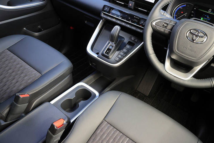 「ハイブリッドS-Z」はインストゥルメントパネルとセンターコンソールがつながった構造となっており、前席の左右ウオークスルーは難しい。