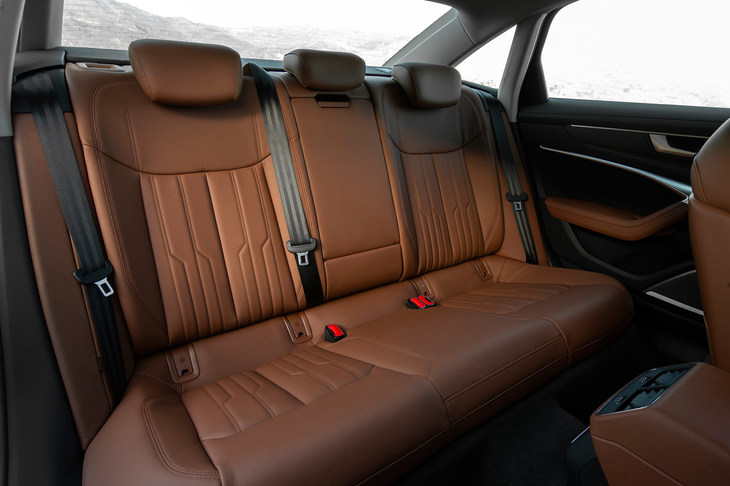 後席は先代モデルよりレッグルームが12mm拡大した。