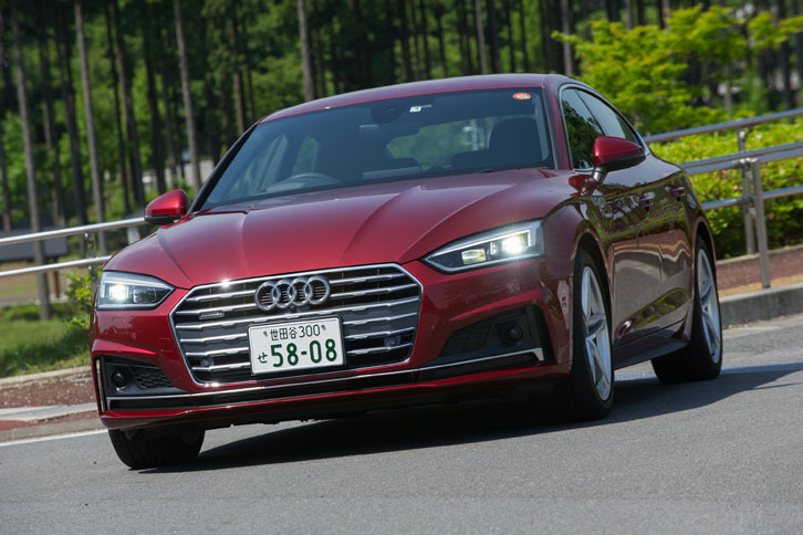 よりワイドになったシングルフレームグリルは新型の特徴のひとつ。マトリクスLEDヘッドランプは「S lineパッケージ」に含まれるオプション装備。対向車や前走車をカメラで検知し、ハイ／ロービームを自動でコントロールする。