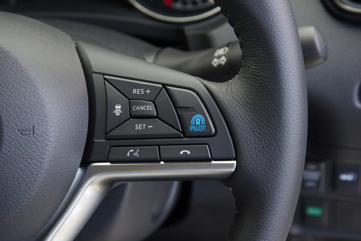 ステアリングホイールに備わる「プロパイロット」の操作スイッチ。プロパイロットとは操舵支援機能付きの前走車追従クルーズコントロールで、日産のものはフロントウィンドウの単眼カメラのみをセンサーに用いている。