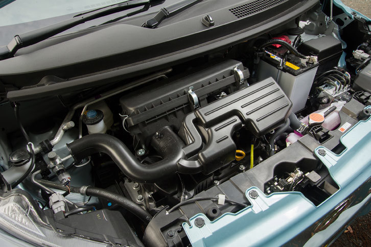 「ミラ イース」のパワープラントは従来モデルのものをベースに、アクセル開度に対してリニアに駆動力を発生し、加速性能を高めるためにエンジンとCVTの制御が変更されている。