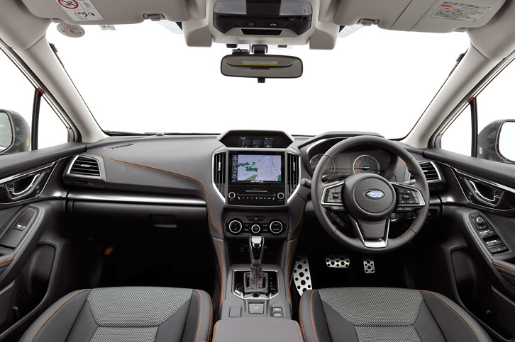 「XV 2.0i-S EyeSight」のインテリア。各所に施されるオレンジのステッチがXVの遊び心を演出している。