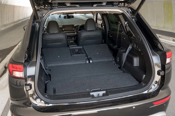 2列目シートの背もたれを前に倒すとご覧のとおりの大空間に。2列目シートにスライド機構が備わるため、その後ろに溝ができる。