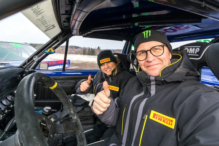 元ワールドチャンピオンで、日本でもおなじみのペター・ソルベルクは、妻のパニラさんと毎年ヒストリック部門に参戦。ちなみにパニラさんも元ラリードライバー。