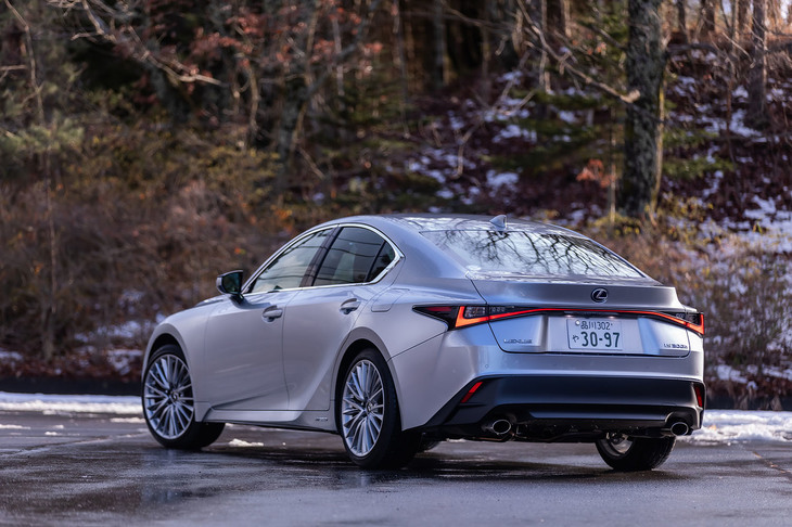 「IS300h“バージョンL”」のボディーサイズは全長×全幅×全高＝4710×1840×1440mm、ホイールベースは2800mm。車重は1700kgと発表されている。