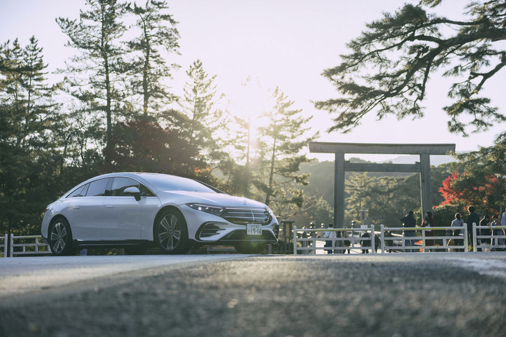 伊勢の名所、伊勢神宮にも立ち寄った。「EQS」は全長5225mmの大型サルーンだが、後輪操舵のおかげもあって、狭い路地や駐車場での取り回しも楽に行える。