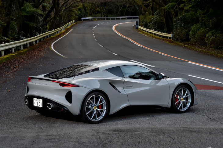 【ロータス・エミーラ ファーストエディションのスペック】
	ボディーサイズ：全長×全幅×全高＝4413×1895×1226mm／ホイールベース：2575mm／車重：1405kg／駆動方式：MR／エンジン：2リッター直4 DOHC 16バルブ ターボ／トランスミッション：8段AT／最高出力：365PS（269kW）/7200rpm／最大トルク：430N・m（43.8kgf・m）/3000-5500rpm／タイヤ：（前）245/35ZR20 95Y XL／（後）295/30ZR20 101Y XL（グッドイヤー・イーグルF1スーパースポーツ）／燃費：--km/リッター／価格：1661万円
	
	【取材時の燃費データ】
	テスト距離：248.2km（市街地2：高速道路6：山岳路2）／使用燃料：32.0リッター（ハイオクガソリン）／参考燃費：7.8km/リッター（満タン法）／9.3km/リッター（車載燃費計計測値）