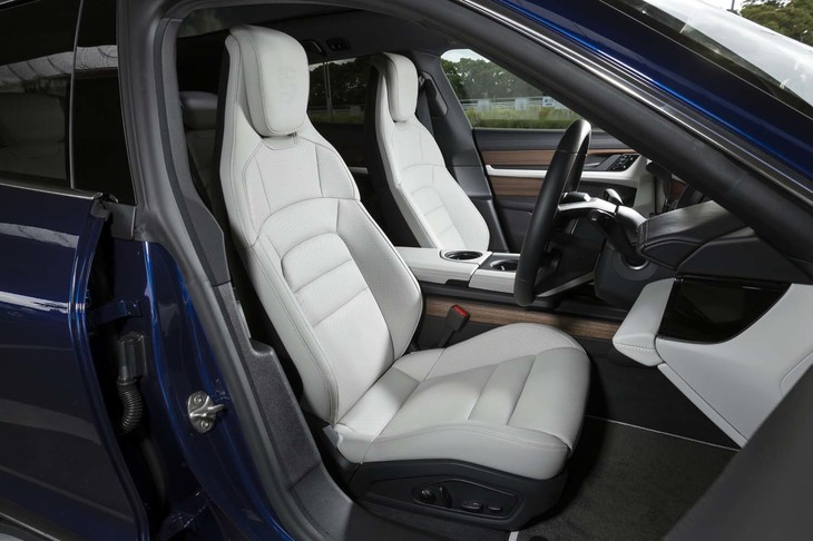 上質なレザーで仕立てられた、14Wayのコンフォートシート。マッサージやベンチレーションといった機能もオプションで用意される。