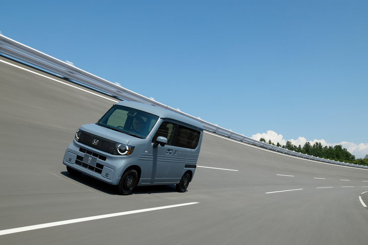 試乗は「オーバルは100km/hまで、ハンドリング路はストレートで80km/hまで」という制約のもとに行われたが、その車速域では「N-VAN e：」は余裕しゃくしゃく。助手席のエンジニア氏いわく「125km/hでも走行は安定している。唯一の敵は、やっぱり横風」とのことだ。