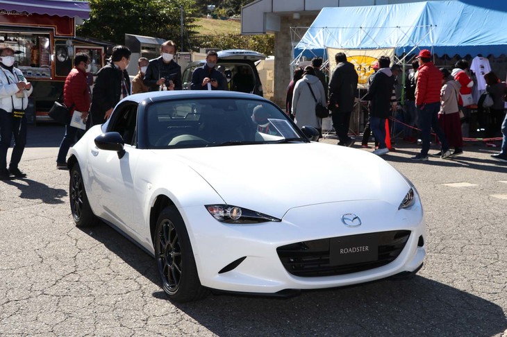 当日のサプライズゲストは、今冬登場予定の改良型「ロードスター」。展示車は、その目玉となる特別仕様車「990S」である。これは日本のみで販売されるプレーンな仕様の「S」グレードをベースに、軽さを特徴とする特別装備を施したもの。その名の「990」は、もちろん1tを切るという車重を意味する。