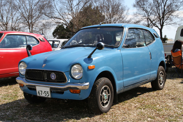 「ホンダZハードトップGT」。1970年に軽初のスペシャルティーカーとして誕生した初代Zの最終型。Bピラーを廃したテールゲート付きボディーにツインキャブ仕様の356cc水冷並列2気筒SOHCエンジンを積む。