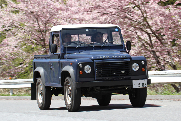 2011年「ランドローバー・ディフェンダー90」。ランドローバーの基本となるショートホイールベースの、日本では珍しいピックアップ仕様。
