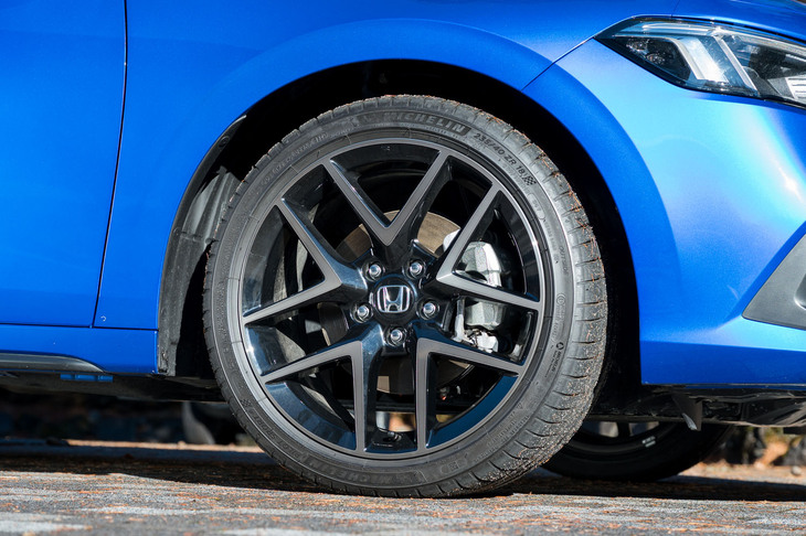 タイヤ＆ホイールは前後とも18インチ。「ミシュラン・パイロットスポーツ4」というぜいたくなタイヤを履く。