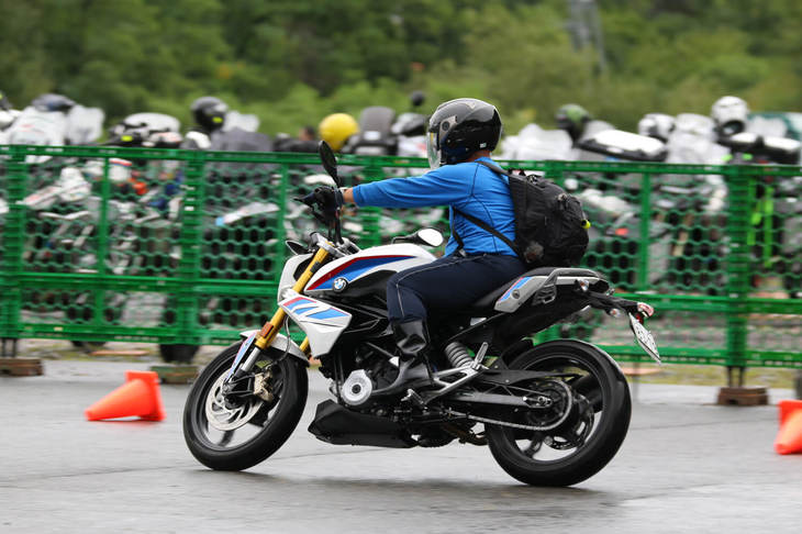 BMWが満を持して小排気量セグメントに送り込んだ「G310R」。34ps／28Nmという十分なパワーと159kgという軽い車重により、誰にでも乗りやすいBMWとなっている。