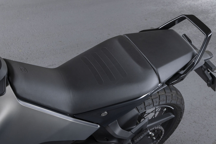 シート高のダウンは、リアサスペンションの取り付け位置をシート下から車体の右脇に移すなど、設計を完全に見直すことで実現したもの。シート自体のサイズも拡大しており、快適性が大幅に増した。