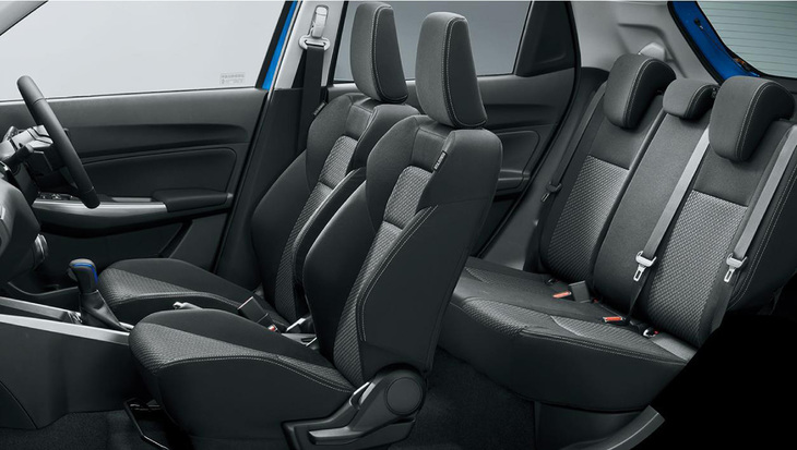 コンパクトなボディーサイズでありながら、大人4人がきちんと乗れるスペースが確保されている「スイフト ハイブリッド」のキャビンは、「最高の通勤車」として太鼓判を押したくなる。