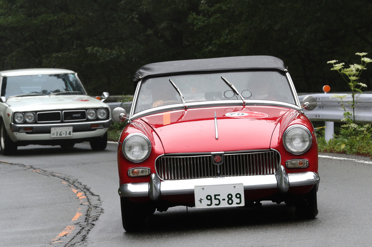 見事総合優勝した1962年「MGミジェットMk1」。続くのは通称“ケンメリ”こと1975年「日産スカイライン ハードトップ2000GT」。