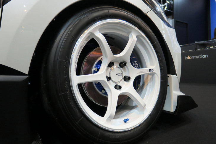 スズキ・スイフトスポーツ（「アドバンレーシングRG-4」装着車）