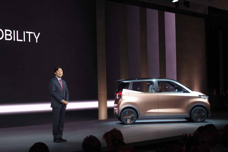 プレスカンファレンスの壇上で「ニッサンIMk」を紹介するグローバル研究開発担当副社長の中畔邦雄氏。