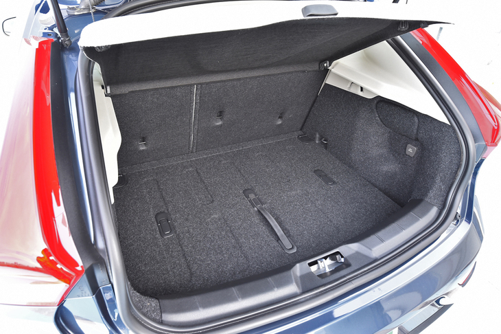 ラゲッジスペースは、後席だけでなく助手席の背もたれも倒すことで容量を拡大できる。フロアボードは折り畳み式になっており、小さな荷物を安定させる仕切りとして役立つ。